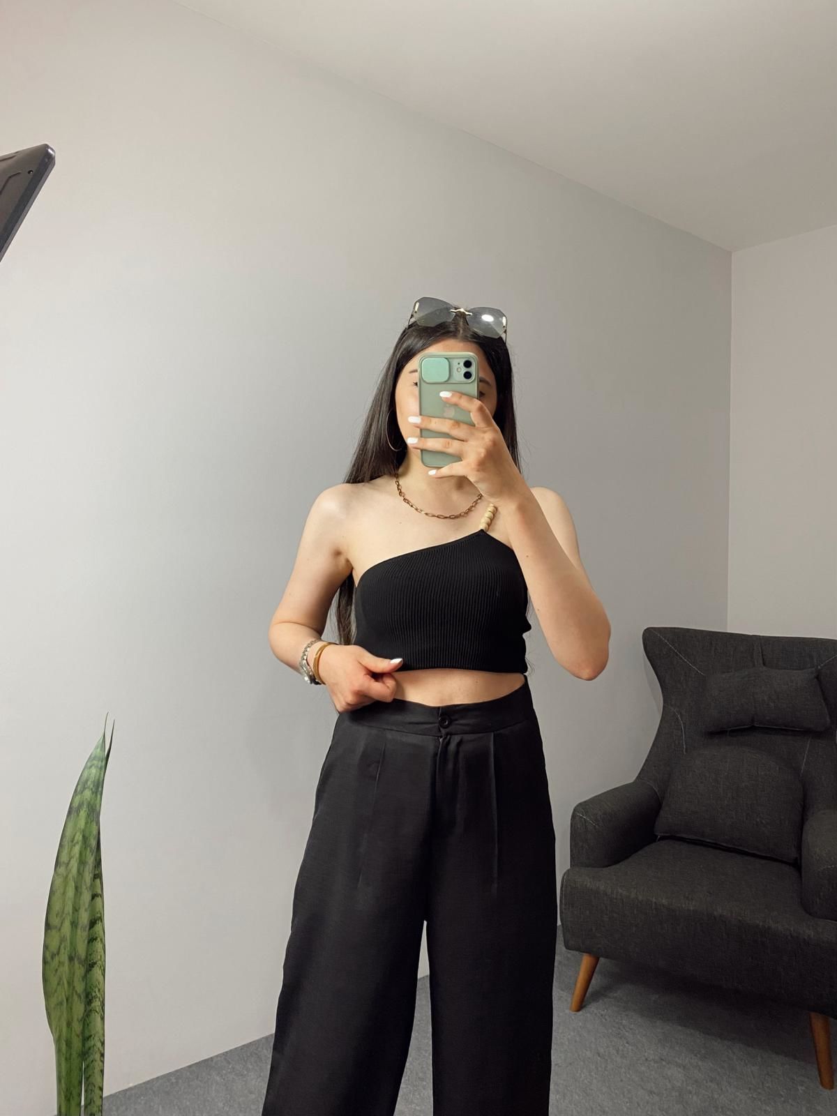 Tek Omuz Boncuk Askılı Siyah Triko Crop Body