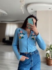 Zra İşlemeli Bebe Mavi Düğmeli Hırka