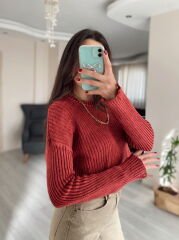 Kırmızı Yıkamalı Yırtık Detaylı Kazak