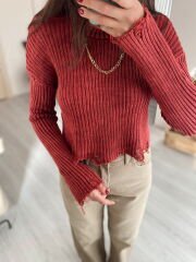 Kırmızı Yıkamalı Yırtık Detaylı Kazak